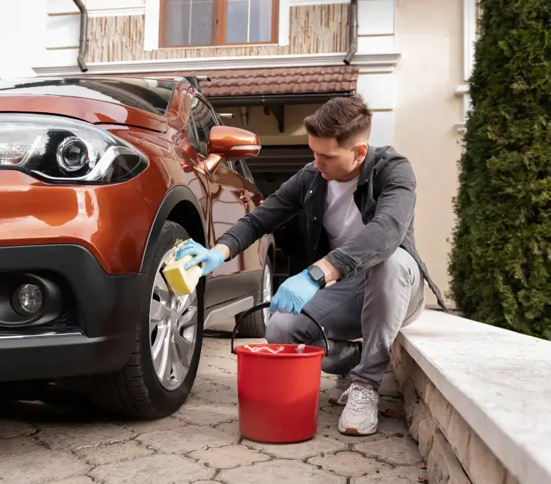 Lavage auto à domicile Péchaudier : professionnel intervenant sur un véhicule